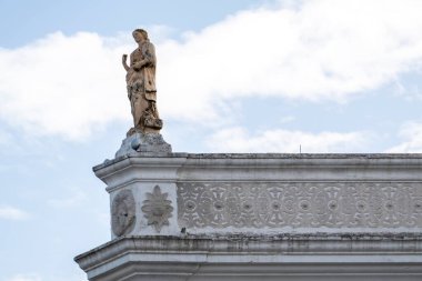 Köşelerinde karmaşık platform tasarımları ve heykelleri olan Algarve kırsal binalarının tipik mimarisi..