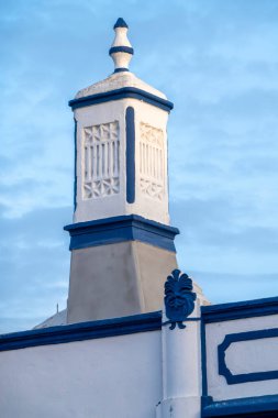 Algarve bacalarının tipik geleneksel mimarisine yakından bakın..