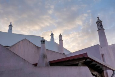 Algarve bacalarının tipik geleneksel mimarisine yakından bakın..