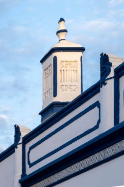 Algarve bacalarının tipik geleneksel mimarisine yakından bakın..