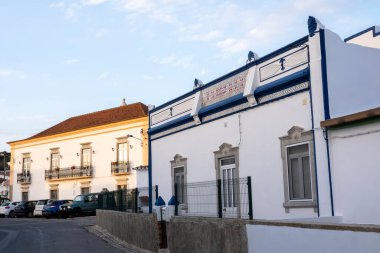 Platformların karmaşık tasarımlarıyla Algarve kırsal binalarının tipik mimarisi.