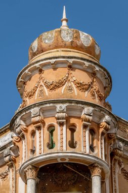 Platformların karmaşık tasarımlarıyla Algarve kırsal binalarının tipik mimarisi.