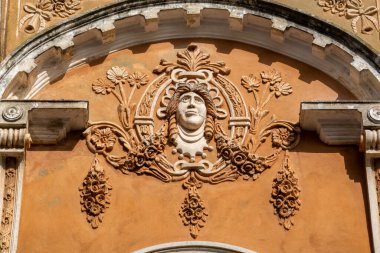 Platformların karmaşık tasarımlarıyla Algarve kırsal binalarının tipik mimarisi.