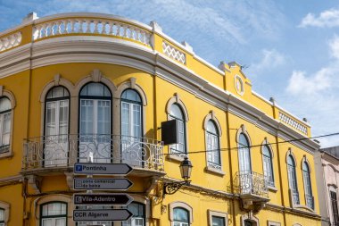 Platformların karmaşık tasarımlarıyla Algarve kırsal binalarının tipik mimarisi.