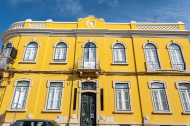 Platformların karmaşık tasarımlarıyla Algarve kırsal binalarının tipik mimarisi.