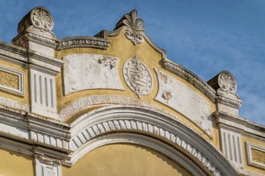 Platformların karmaşık tasarımlarıyla Algarve kırsal binalarının tipik mimarisi.