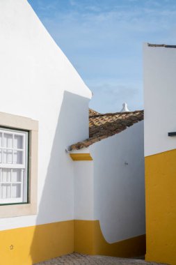 Platformların karmaşık tasarımlarıyla Algarve kırsal binalarının tipik mimarisi.