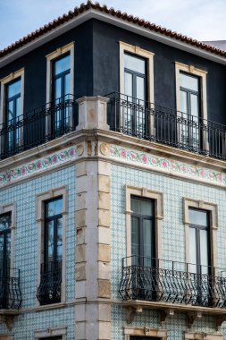 Platformların karmaşık tasarımlarıyla Algarve kırsal binalarının tipik mimarisi.