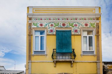 Platformların karmaşık tasarımlarıyla Algarve kırsal binalarının tipik mimarisi.