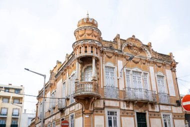 Platformların karmaşık tasarımlarıyla Algarve kırsal binalarının tipik mimarisi.