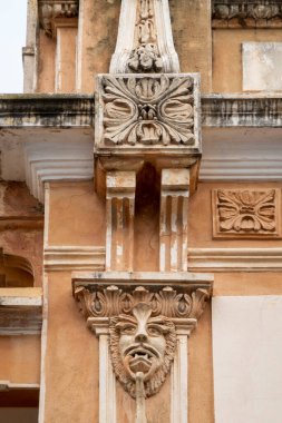 Platformların karmaşık tasarımlarıyla Algarve kırsal binalarının tipik mimarisi.