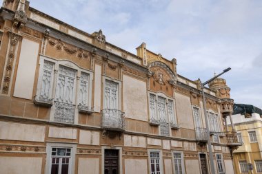 Platformların karmaşık tasarımlarıyla Algarve kırsal binalarının tipik mimarisi.