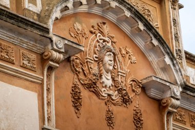 Platformların karmaşık tasarımlarıyla Algarve kırsal binalarının tipik mimarisi.