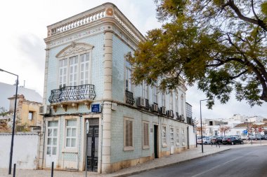 Platformların karmaşık tasarımlarıyla Algarve kırsal binalarının tipik mimarisi.