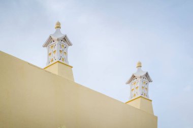 Algarve bacalarının tipik geleneksel mimarisine yakından bakın..