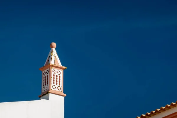 Vista Perto Arquitectura Tradicional Típica Das Chaminés Algarve — Fotografia de Stock