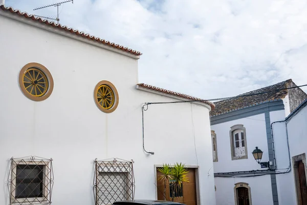 Typická Úzká Ulice Architektura Vesnice Estoj Bílými Zdmi Nachází Algarve — Stock fotografie