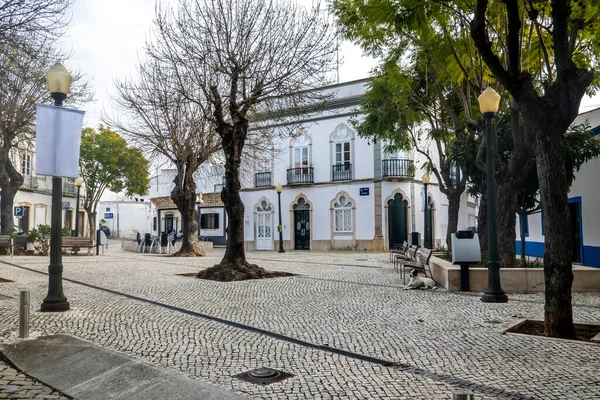 Típica Plaza Central Adoquines Arquitectura Del Pueblo Estoi Con Casas —  Fotos de Stock