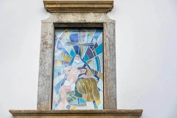 葡萄牙Estoi村教堂中圣母玛利亚和耶稣基督的玻璃宗教画像 — 图库照片