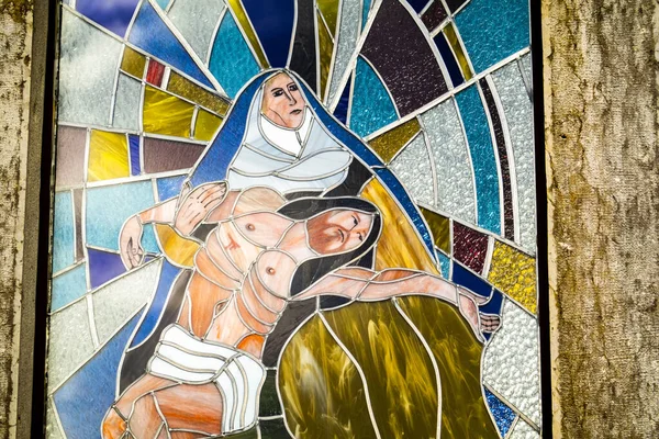 Gelaagde Glazen Religieuze Afbeelding Van Moeder Maria Jezus Christus Een — Stockfoto