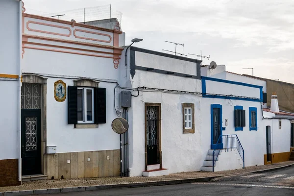 Portekiz Algarve Şehrinde Beyaz Duvarları Bulunan Estoi Köyünün Tipik Dar — Stok fotoğraf