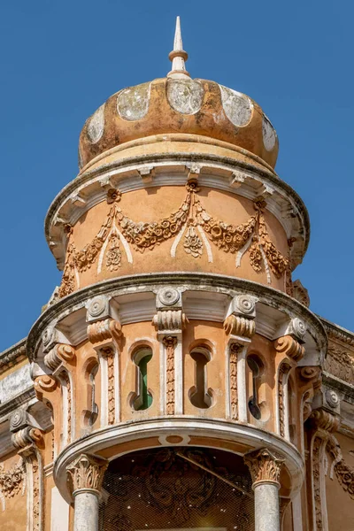 Platformların karmaşık tasarımlarıyla Algarve kırsal binalarının tipik mimarisi.