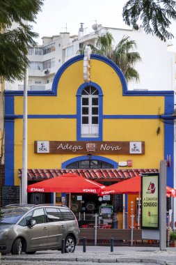 FARO, PORTUGAL - 12 Şubat 2022: Portekiz 'in Faro şehrinde yer alan Algarve bölgesindeki tipik geleneksel restoran.