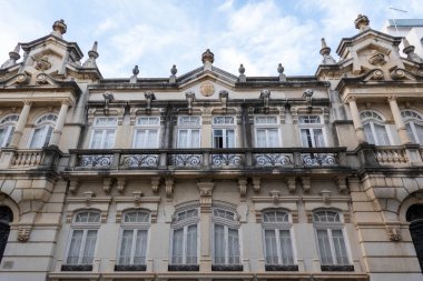 Platformların karmaşık tasarımlarıyla Algarve kırsal binalarının tipik mimarisi.