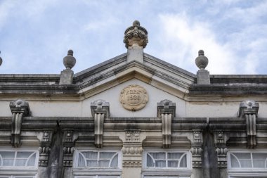 Platformların karmaşık tasarımlarıyla Algarve kırsal binalarının tipik mimarisi.