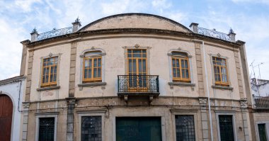 Platformların karmaşık tasarımlarıyla Algarve kırsal binalarının tipik mimarisi.