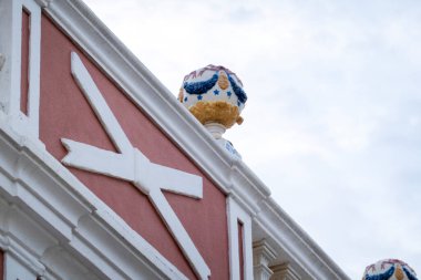 Platformların karmaşık tasarımlarıyla Algarve kırsal binalarının tipik mimarisi.