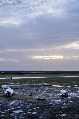 Faro şehrinin bataklıklarında sular çekilince birkaç küçük balıkçı teknesi karaya oturdu..