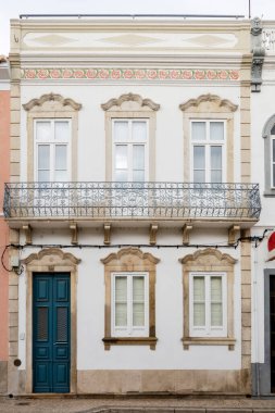 Platformların karmaşık tasarımlarıyla Algarve kırsal binalarının tipik mimarisi.