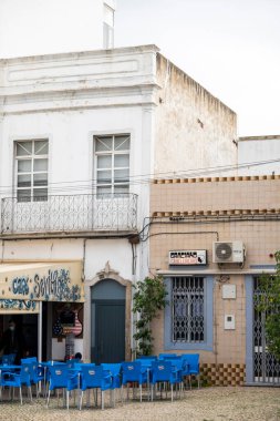 OLHAO, PORTUGAL - 13 Şubat 2022: Platformların karmaşık tasarımları ve hamur işi ve kahve dükkanları gibi küçük işletmeleri olan Algarve kırsal binalarının tipik mimarisi.