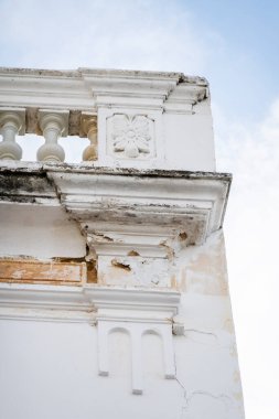 Platformların karmaşık tasarımlarıyla Algarve kırsal binalarının tipik mimarisi.