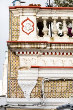 Platformların karmaşık tasarımlarıyla Algarve kırsal binalarının tipik mimarisi.