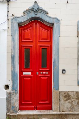 Geleneksel Portekiz binalarının detaylı tasarım detaylarıyla tipik mimari kapısı.