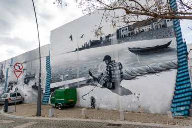 OLHAO, PORTUGAL - 13 Şubat 2022: Portekiz 'in balıkçı kasabası Olhao' nun ruhunu ve ruhunu tasvir eden yerel sanatçılar tarafından Olhao şehrine yapılan güzel graffiti.