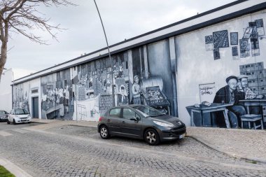 OLHAO, PORTUGAL - 13 Şubat 2022: Portekiz 'in balıkçı kasabası Olhao' nun ruhunu ve ruhunu tasvir eden yerel sanatçılar tarafından Olhao şehrine yapılan güzel graffiti.