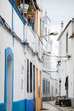 Portekiz 'in Algarve şehrinde yer alan Olhao şehrinin tipik dar sokak ve mimarisi.