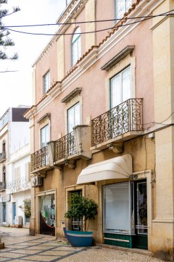 Platformların karmaşık tasarımlarıyla Algarve kırsal binalarının tipik mimarisi.