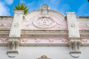 Platformların karmaşık tasarımlarıyla Algarve kırsal binalarının tipik mimarisi.