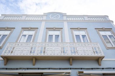 Platformların karmaşık tasarımlarıyla Algarve kırsal binalarının tipik mimarisi.