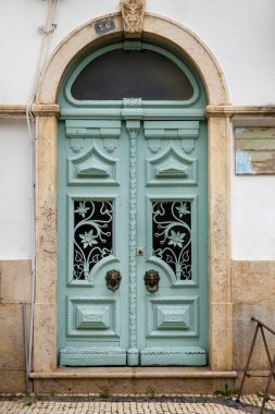 Geleneksel Portekiz binalarının detaylı tasarım detaylarıyla tipik mimari kapısı.