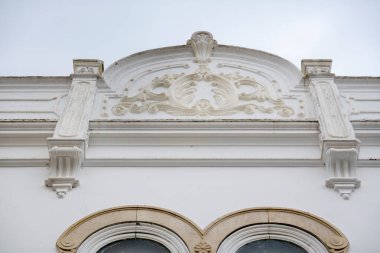 Platformların karmaşık tasarımlarıyla Algarve kırsal binalarının tipik mimarisi.