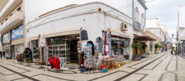 OLHAO, PORTUGAL - 13 Şubat 2022: Platformların karmaşık tasarımları ve dar kaldırımlı caddeleri olan Algarve kırsal binalarının tipik mimarisi.