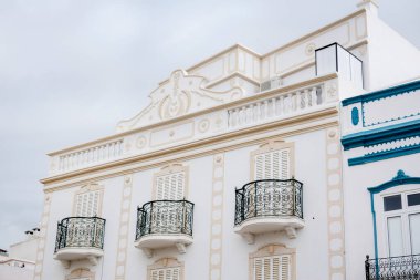 Platformların karmaşık tasarımlarıyla Algarve kırsal binalarının tipik mimarisi.