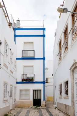 Dar sokakları olan Algarve kırsal binalarının tipik mimarisi.