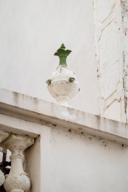 Platformların karmaşık tasarımlarıyla Algarve kırsal binalarının tipik mimarisi.