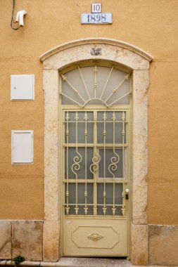 Geleneksel Portekiz binalarının detaylı tasarım detaylarıyla tipik mimari kapısı.